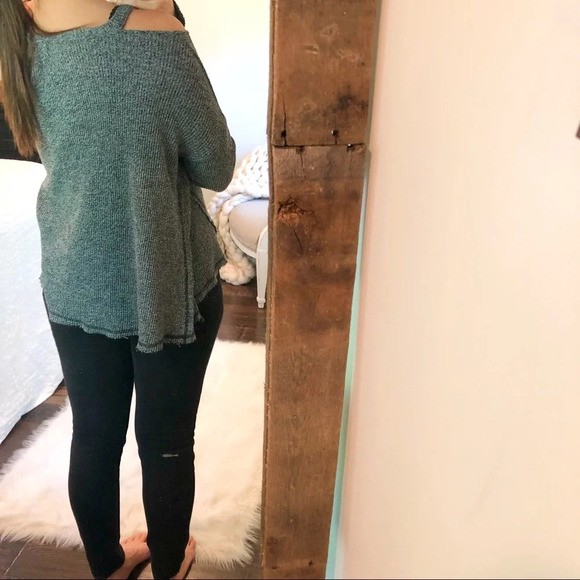 Altr’D State medium oversized cold shoulder blouse - Picture 3 of 5